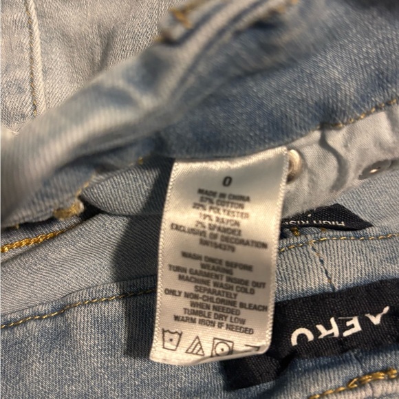 Aero High Rise Curvy Midi 3” Light Wash Size 0. - Picture 5 of 7